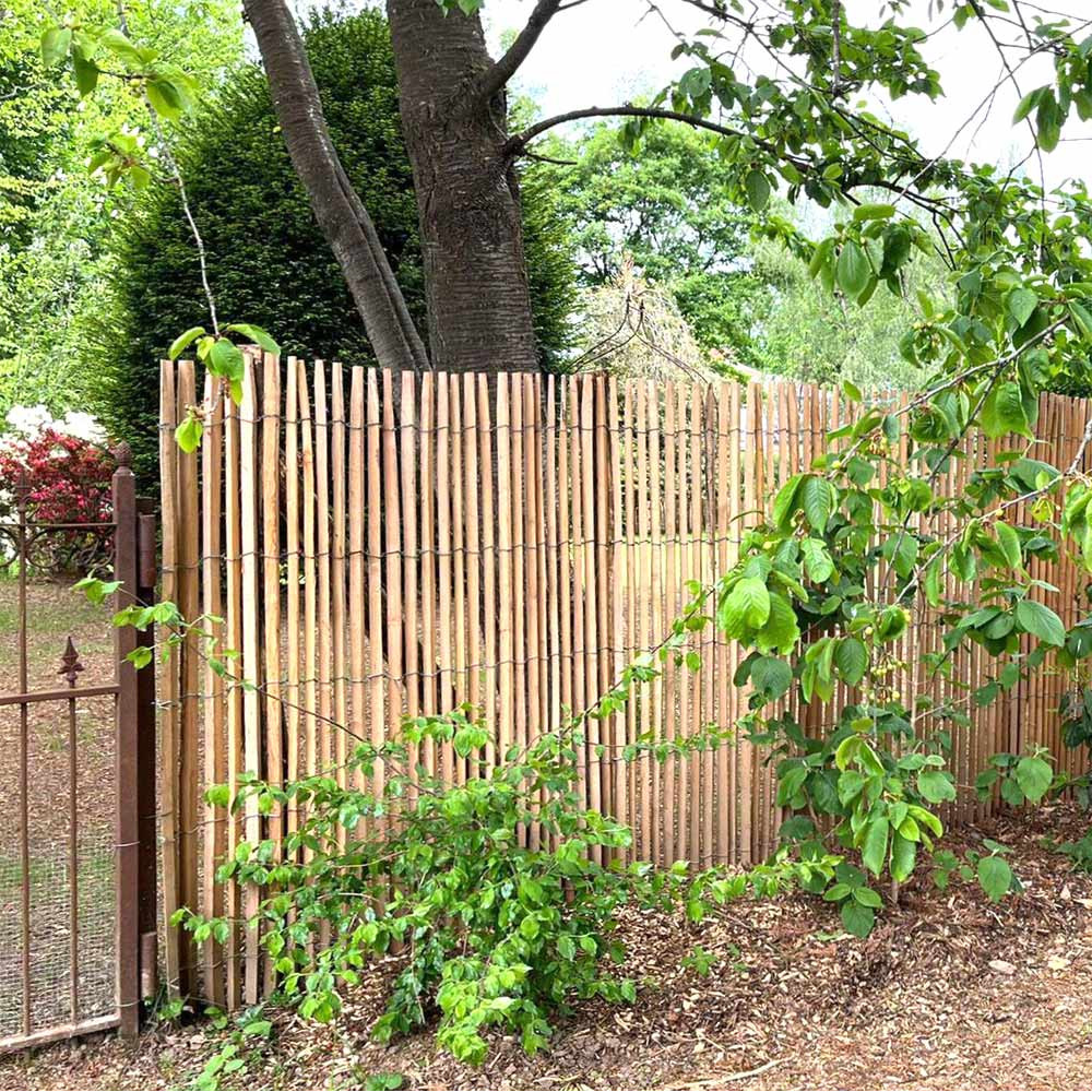 Piquets de clôtures en bois de châtaignier sciés et écorcés