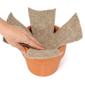 Comment installer le paillage intérieur, rempotage pot de fleur 4